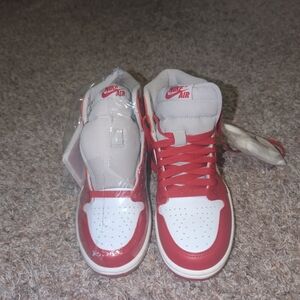 Women'sNIKE AIR JORDAN 1 RETRO HIGH OG "VARSITY Nike Kids Red and White Sneakers